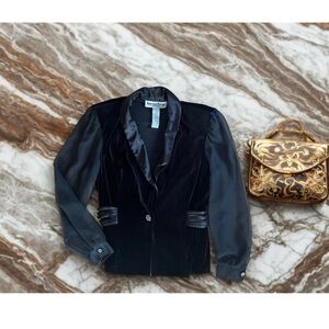 Elegant Black Velvet Blazer with Classic Silhouette